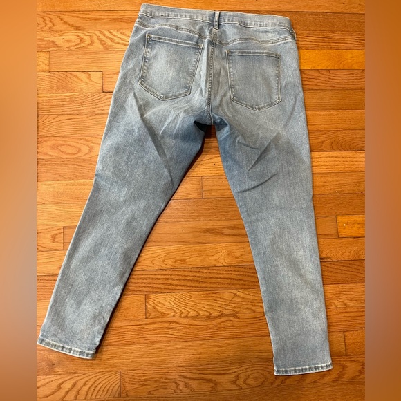 Gap denim favorite Jegging ladies size 32/14 stretch with ripped knee‎ feature - Picture 7 of 10
